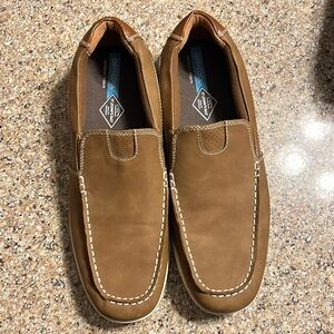 Men’s size 10 St. John’s Bay Loafers, EUC, like new